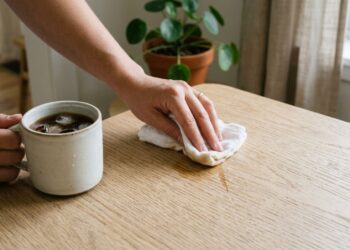 Como disfarçar riscos leves em móveis de madeira clara: o truque simples com café que muita gente desconhece e que pode restaurar o aspecto original da superfície de forma rápida, prática e com ingredientes que você já tem em casa