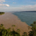 Encontro das águas em Santarém com o Rio Tapajós esverdeado ao lado do Rio Amazonas barrento, sem se misturar.
