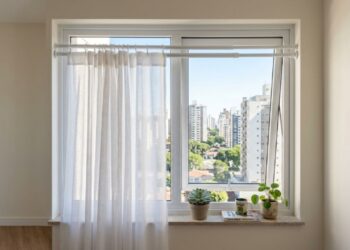 A cortina de trilho saiu de moda: o novo jeito de cobrir janelas sem furo na parede que está dominando os apartamentos em 2026