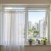 A cortina de trilho saiu de moda: o novo jeito de cobrir janelas sem furo na parede que está dominando os apartamentos em 2026