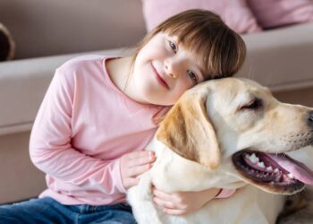 Mãe prepara surpresa especial e filha não consegue conter as lágrimas ao conhecer novo amigo