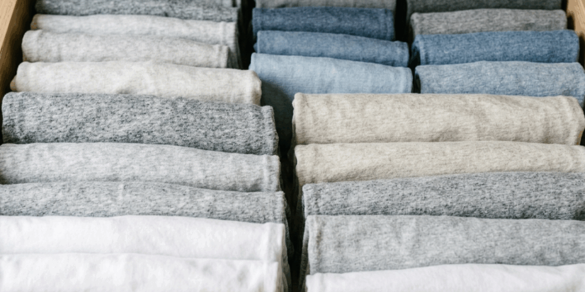 Como dobrar camisetas em pé na gaveta: o método japonês que faz tudo caber e ver tudo de uma vez