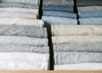 Como dobrar camisetas em pé na gaveta: o método japonês que faz tudo caber e ver tudo de uma vez