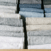 Como dobrar camisetas em pé na gaveta: o método japonês que faz tudo caber e ver tudo de uma vez