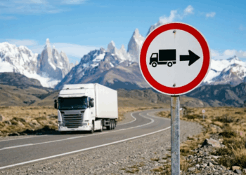 O que significa a placa de trânsito com uma seta preta e um caminhão e por que ela é importante?