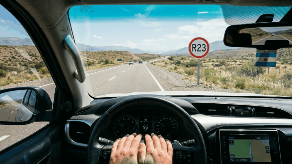 O que significa a placa de trânsito com uma seta preta e um caminhão e por que ela é importante?