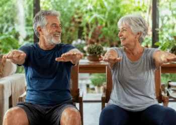 O exercício sentado que fortalece as pernas de idosos sem forçar os joelhos e pode ser feito em casa