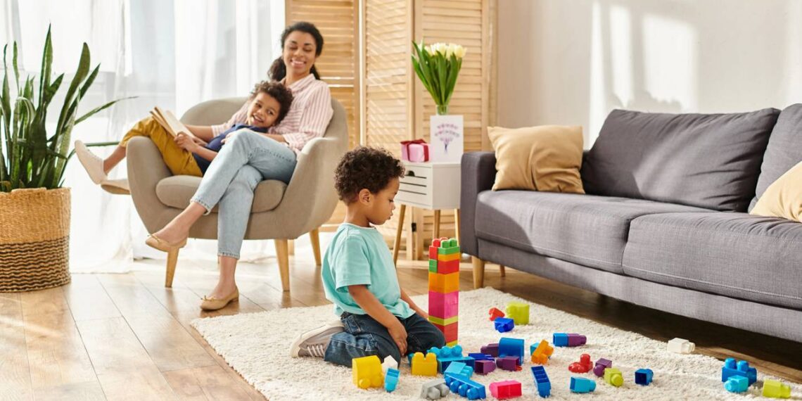 Ser o caçula da família pode deixar marcas invisíveis que continuam influenciando sua autoestima na vida adulta