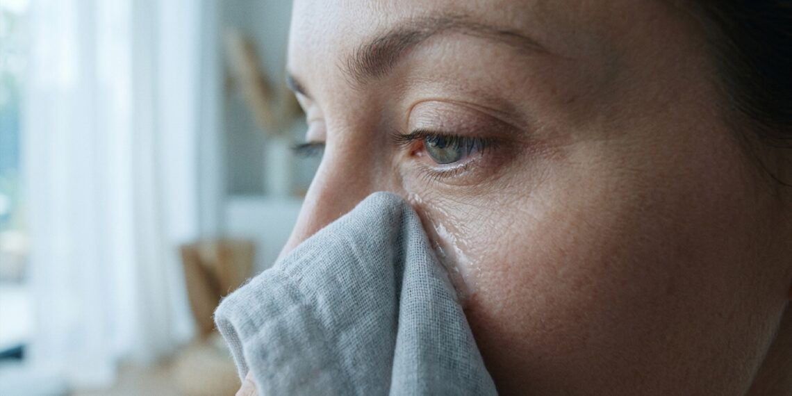 Compressa fria para olheiras: como fazer do jeito certo para recuperar os brilhos dos olhos e perder a cara de cansaço