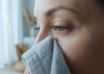 Compressa fria para olheiras: como fazer do jeito certo para recuperar os brilhos dos olhos e perder a cara de cansaço