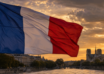 Por que a bandeira da França é azul, branca e vermelha, e qual a origem revolucionária dessas três cores?