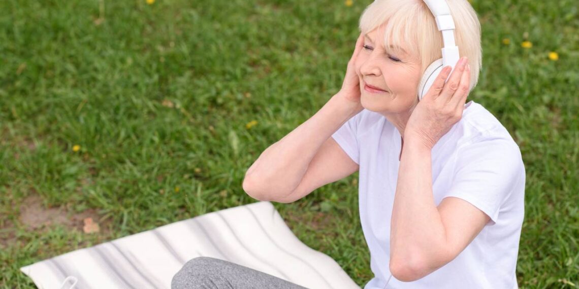 Psicólogos explicam por que as músicas que você amava aos 15 anos podem tocar mais fundo aos 60 do que qualquer outra que ouviu depois