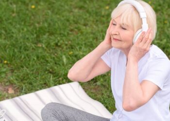 Psicólogos explicam por que as músicas que você amava aos 15 anos podem tocar mais fundo aos 60 do que qualquer outra que ouviu depois