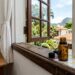 Basta aplicar algumas gotas nas janelas e diga adeus aos pernilongos no quarto com um truque simples, rápido e eficaz que ajuda a manter o ambiente livre de insetos por muito mais tempo