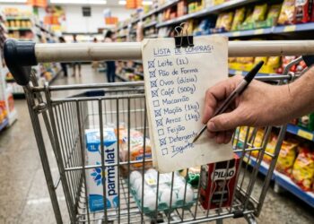A psicologia explica por que fazer lista de compras no papel pode melhorar sua memória e concentração