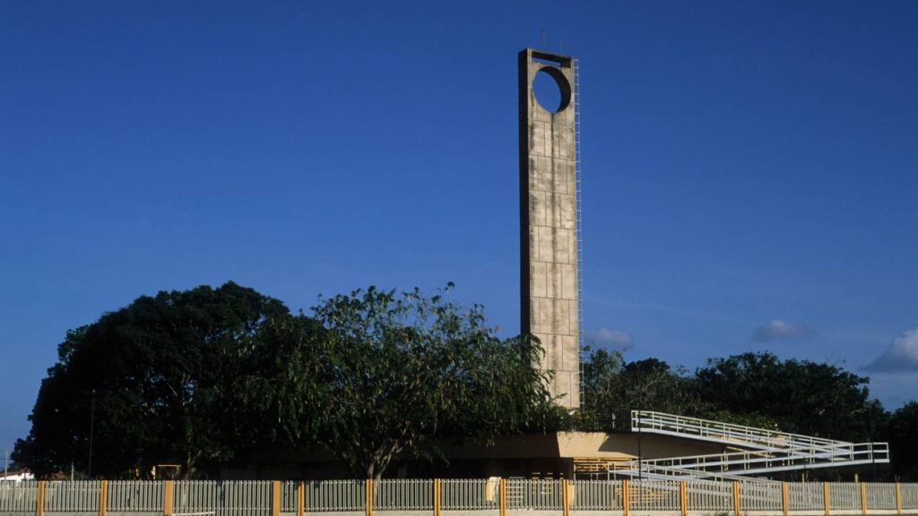 Fenômeno geográfico em campo brasileiro fascina: cidade dividida pelo Equador tem estádio onde cada time atua em um hemisfério do nosso globo