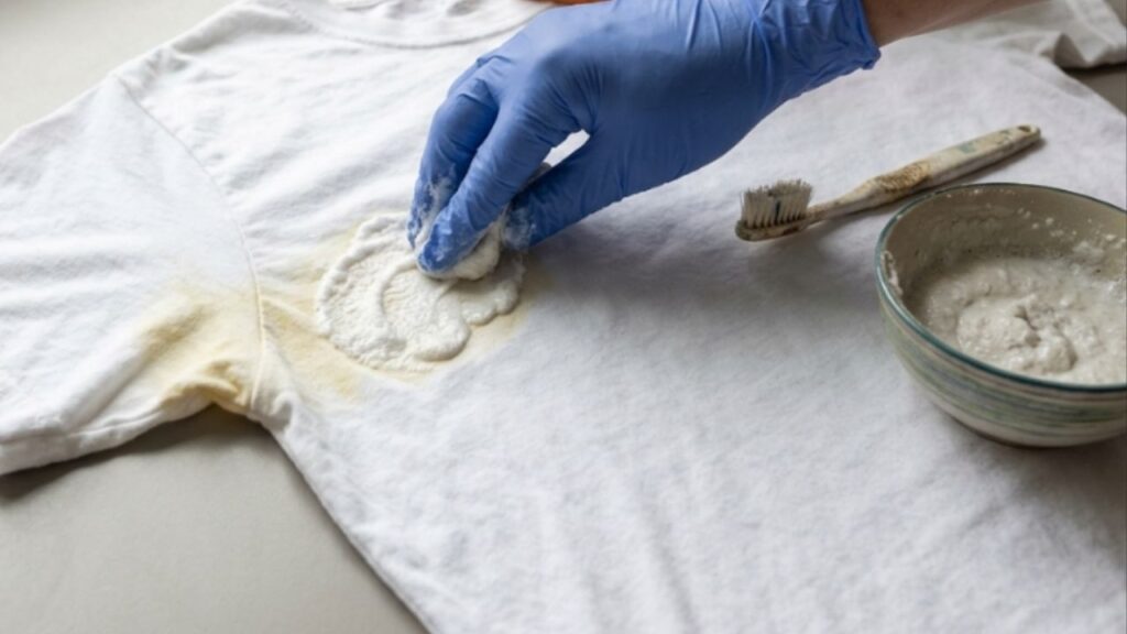 mancha-4-1024x576 Como remover manchas duras e amarelas de desodorante das camisas brancas: o truque fácil de fazer uma pastinha que sempre funciona