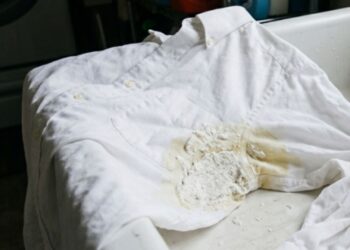 Como remover manchas duras e amarelas de desodorante das camisas brancas: o truque fácil de fazer uma pastinha que sempre funciona
