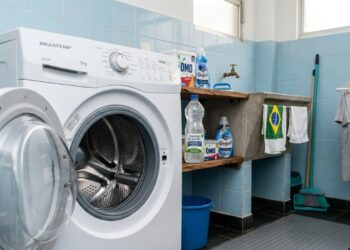 Como limpar o tambor da máquina de lavar para não manchar as roupas: o truque fácil de fazer um ciclo longo com vinagre que está na moda nas redes sociais