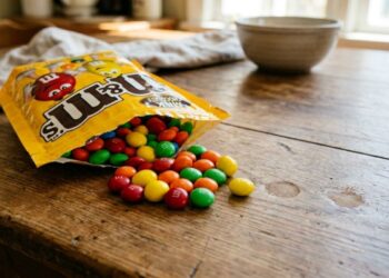 A M&M's vai remover corantes artificiais, excluindo duas cores icônicas