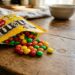 A M&M's vai remover corantes artificiais, excluindo duas cores icônicas