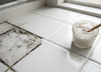 Como tirar o mofo escuro encardido do rejunte do banheiro: o truque fácil de esfregar uma pastinha de água oxigenada com bicarbonato de sódio que sempre funciona