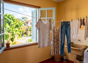 Como tirar o cheiro de mofo das roupas e toalhas que não secam no inverno: o truque fácil para secar dentro de casa sem deixar odor