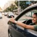 O que significa levantar a mão para outro motorista, segundo a psicologia