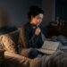 A psicologia explica por que algumas pessoas revivem conversas antigas durante a madrugada