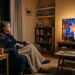Psicologia explica por que algumas pessoas deixam a TV ligada mesmo quando estão sozinhas em casa