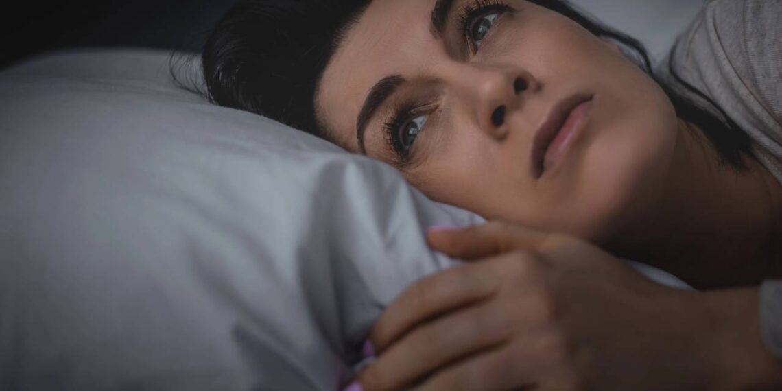 Psicologia revela por que ficar acordado às 2 da manhã revivendo conversas é um sinal de cuidado