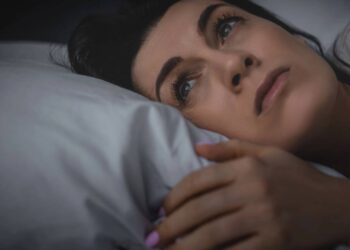 Psicologia revela por que ficar acordado às 2 da manhã revivendo conversas é um sinal de cuidado