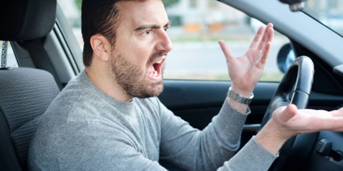 Gritar no volante parece passageiro, mas a neurociência explica por que isso continua com você