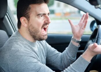 Gritar no volante parece passageiro, mas a neurociência explica por que isso continua com você