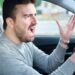 Gritar no volante parece passageiro, mas a neurociência explica por que isso continua com você