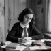 Frase do dia de Anne Frank, escritora holandesa e vítima do Holocausto: "Apesar de tudo, ainda acredito que as pessoas são realmente boas no fundo"