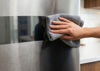 Quais superfícies de aço inox exigem cuidados especiais: três técnicas para remover marcas de dedos sem riscar o acabamento escovado