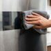 Quais superfícies de aço inox exigem cuidados especiais: três técnicas para remover marcas de dedos sem riscar o acabamento escovado