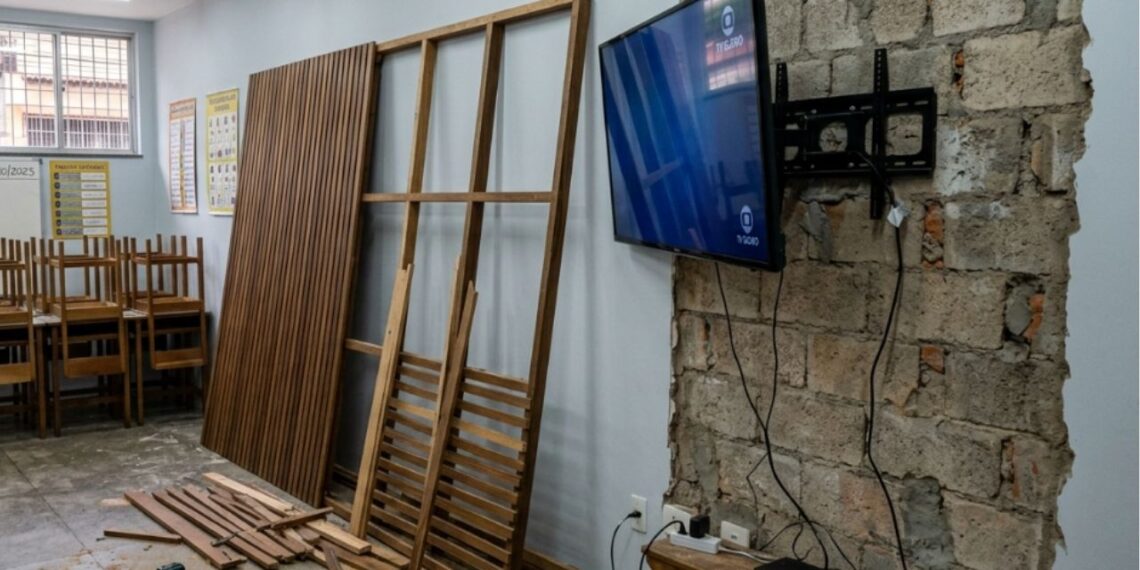 Adeus aos grandes painéis de TV de madeira ocupando toda a sala: essa tendência minimalista para renovar o ambiente com suportes invisíveis direto na parede
