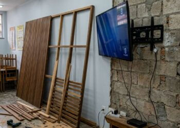 Adeus aos grandes painéis de TV de madeira ocupando toda a sala: essa tendência minimalista para renovar o ambiente com suportes invisíveis direto na parede