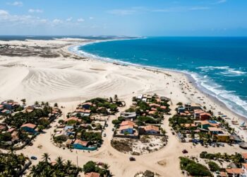 Eleita uma das 10 praias mais bonitas do mundo pelo Washington Post: a vila sem asfalto e sem postes onde a lua ilumina as vielas de areia