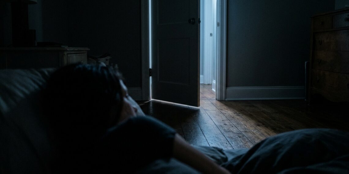 Dormir do lado da porta não é controle: a psicologia explica o instinto de proteção herdado