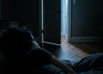 Dormir do lado da porta não é controle: a psicologia explica o instinto de proteção herdado