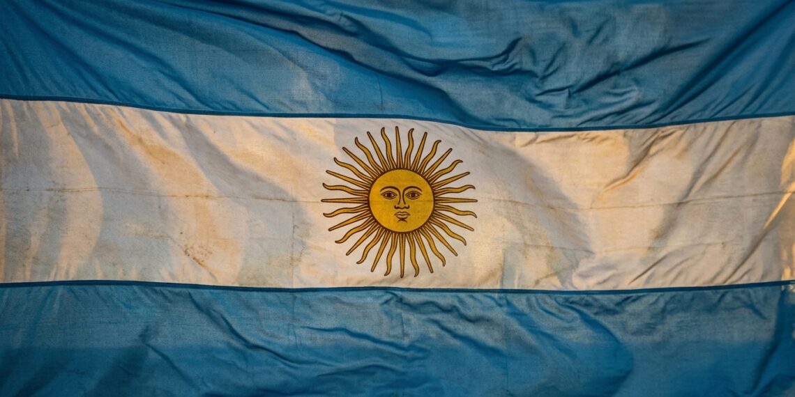 O rosto que brilha na bandeira: a história do Sol de Maio que emociona a Argentina