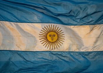 O rosto que brilha na bandeira: a história do Sol de Maio que emociona a Argentina