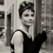 Frase de Audrey Hepburn no dia: "Nada é impossível. A própria palavra diz 'Eu sou possível'." Uma reflexão sobre mentalidade e poder das palavras em tempos de limitação