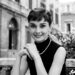 Frase do dia de Audrey Hepburn, atriz britânica e humanitária: "Ninguém pode fazer você sentir inferior sem a sua permissão"