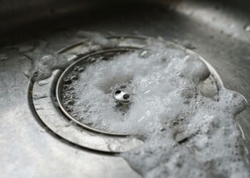 Despejar bicarbonato com vinagre nos ralos uma vez por semana: para que serve e quais são os seus benefícios?