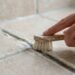 Nem sabão, nem água sanitária: a melhor maneira de desencardir os rejuntes do banheiro usando bicarbonato, segundo diaristas