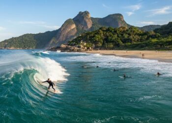 O paraíso de Darwin: a praia com ondas de 6 m que se torna o palco de big riders todo inverno